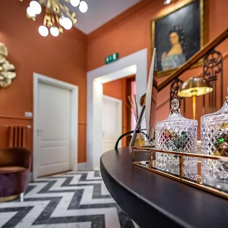 Ungherese Small Luxury 3* Florence