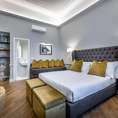 Ungherese Small Luxury
