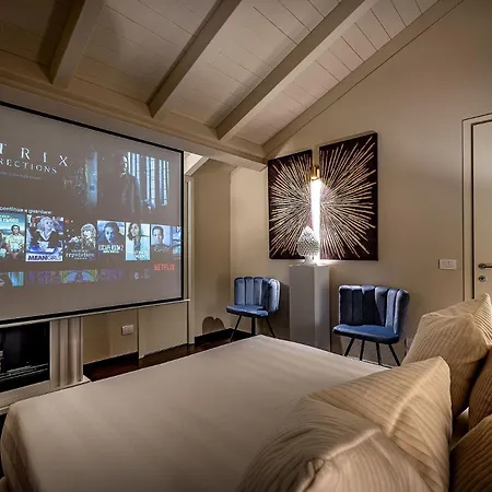 Ungherese Small Luxury Florence